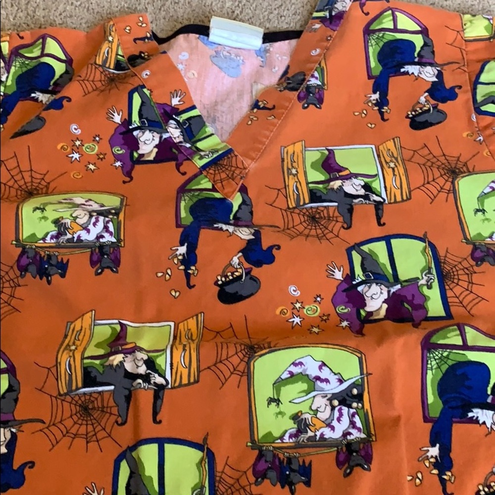Tafford scrub top